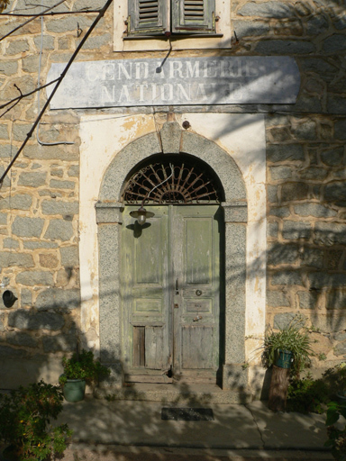 Vue d'ensemble de la porte principale.