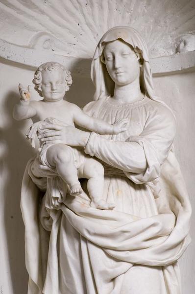 Buste de la statue de la Vierge à l'Enfant.