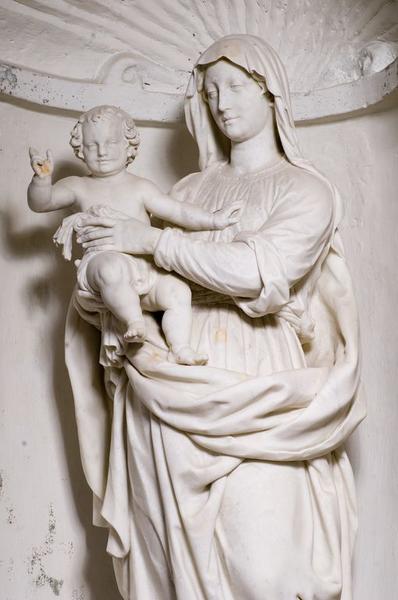 Vue d'ensemble de trois quarts du buste de la statue de la Vierge à l'Enfant.