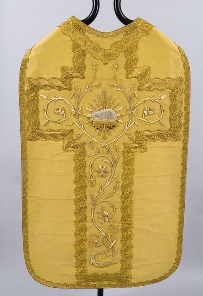 Bourse de corporal, voile de calice, chasuble, étole, manipule (ornement doré)