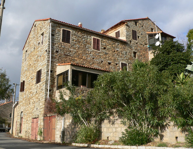 Vue d'ensemble de trois quarts.