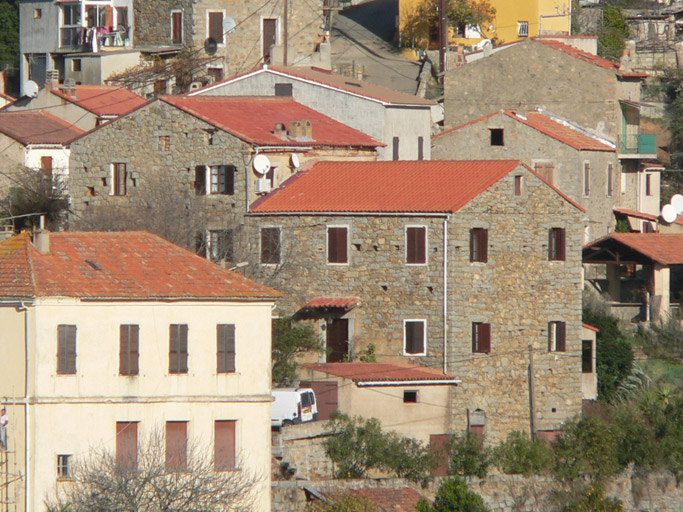 Vue d'ensemble de trois quarts.