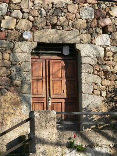 Vue d'ensemble de la porte de l'étage de soubassement.