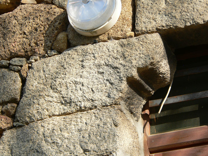 Porte de l'étage de soubassement : détail d'une console moulurée.