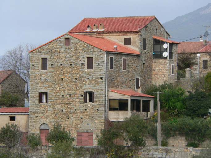 Vue d'ensemble de trois quarts.