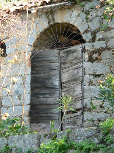 Vue d'ensemble de la porte.