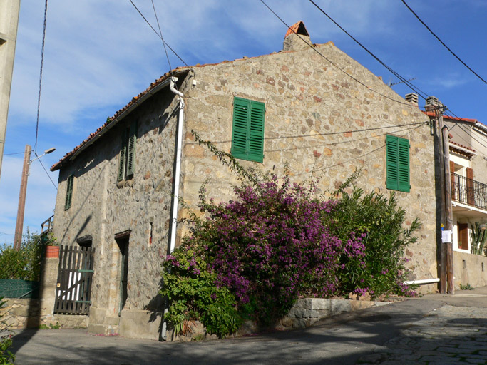 Vue d'ensemble de trois quarts.