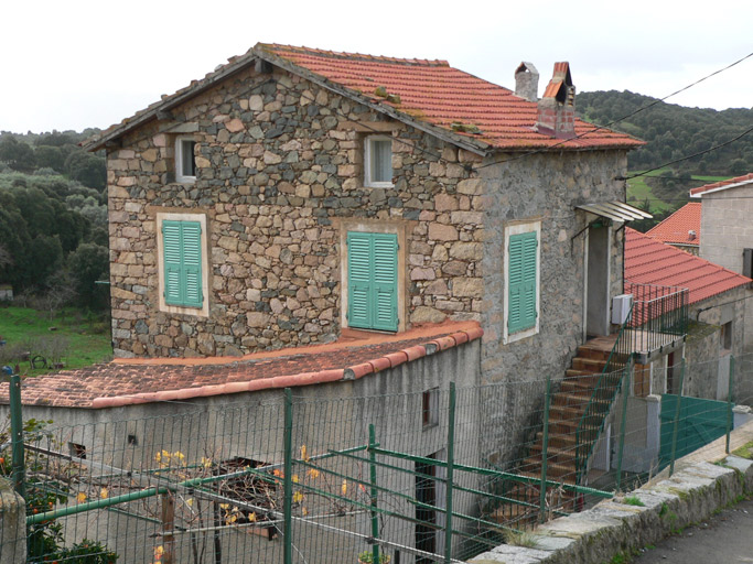 Vue d'ensemble de trois quarts.