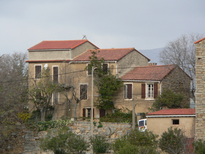 Vue d'ensemble de trois quarts.