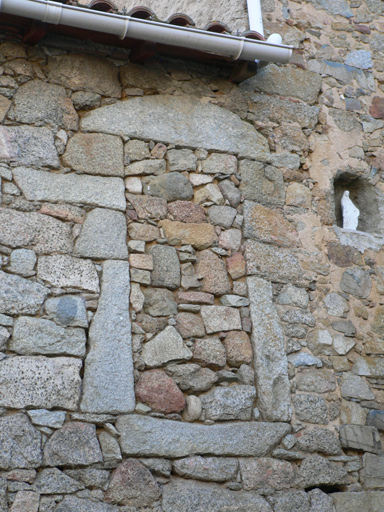 Porte obturée ménagée dans l'élévation postérieure.