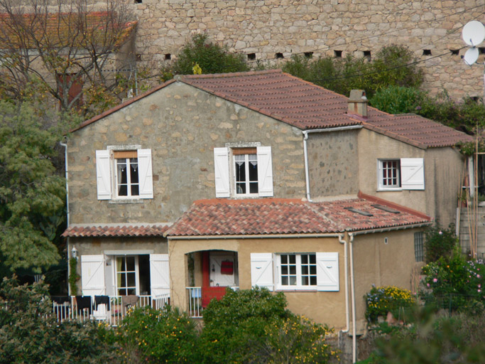 Vue d'ensemble de trois quarts.