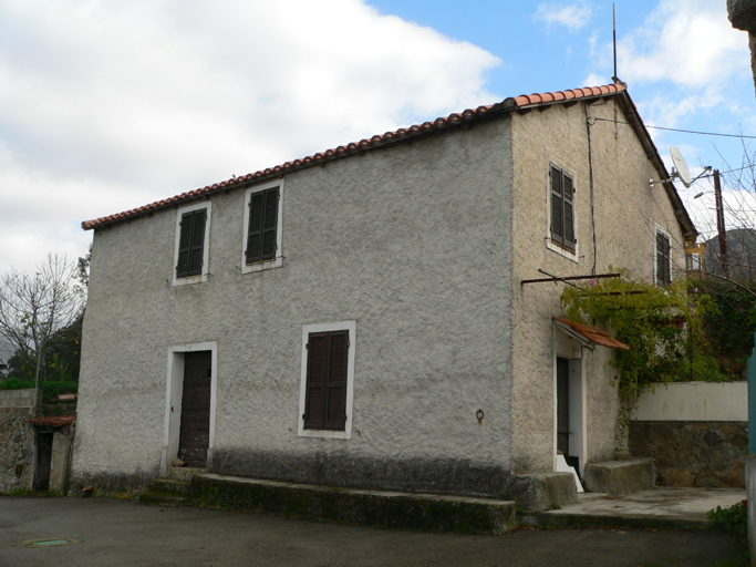 Vue d'ensemble de trois quarts.