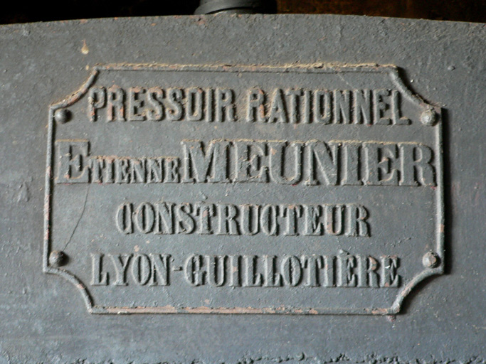 presse à huile, inscription concernant le fabricant.