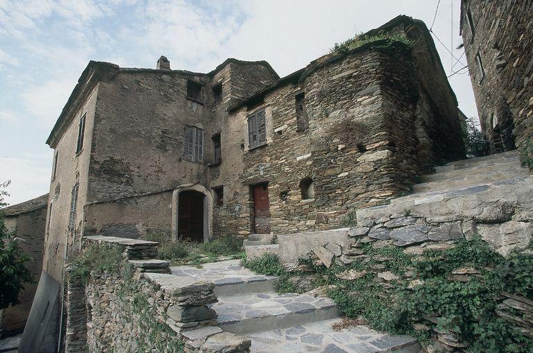 Vue d'ensemble de trois quarts.