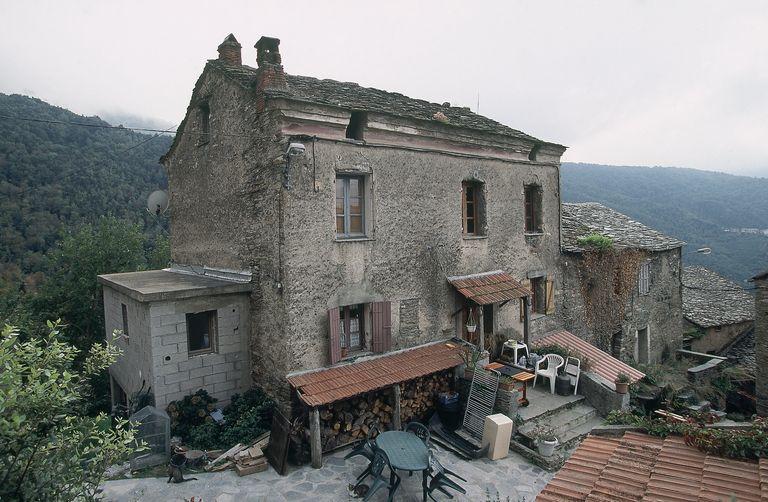 Vue d'ensemble de trois quarts gauche.