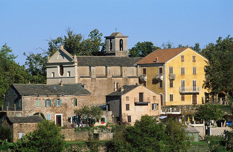 Vue d'ensemble de trois quarts.