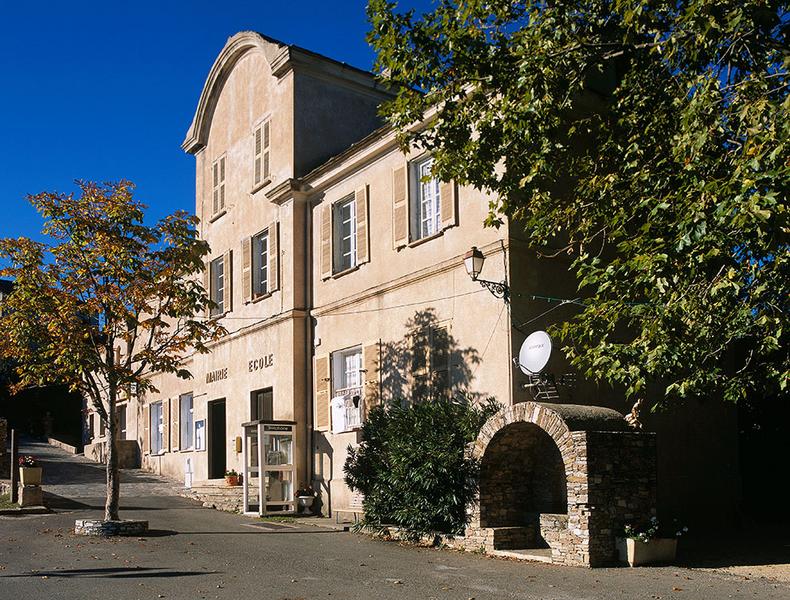 Vue d'ensemble de trois quarts droit.