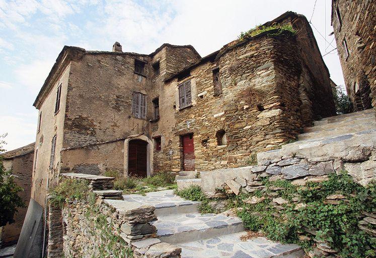 Vue d'ensemble de trois quarts.