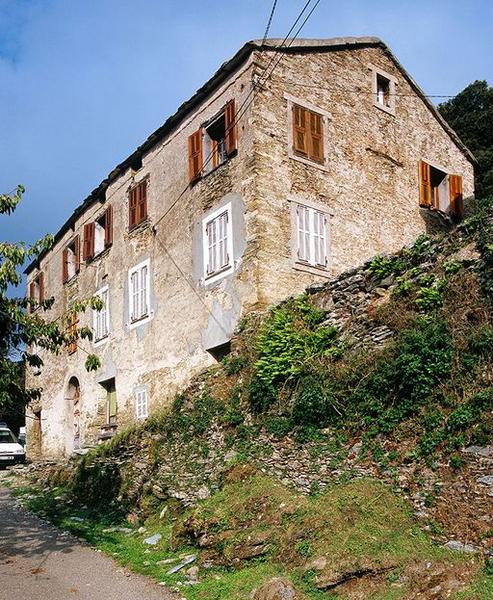 Vue d'ensemble de trois quarts.