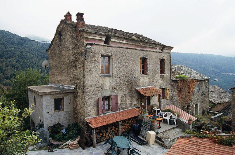 Vue d'ensemble de trois quarts gauche.