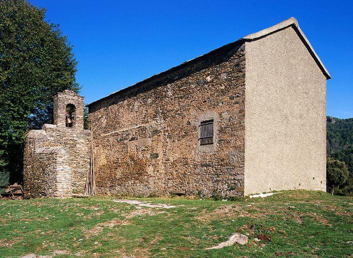 Vue d'ensemble de trois quarts arrière.