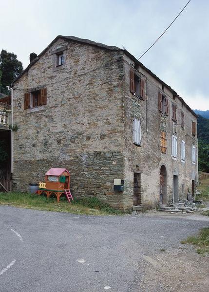 Vue d'ensemble de trois quarts.
