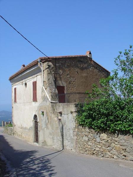 Vue d'ensemble de trois quarts droit.