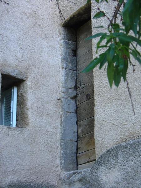 Vue d'ensemble de trois quarts.