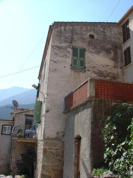 Vue d'ensemble de trois quarts.
