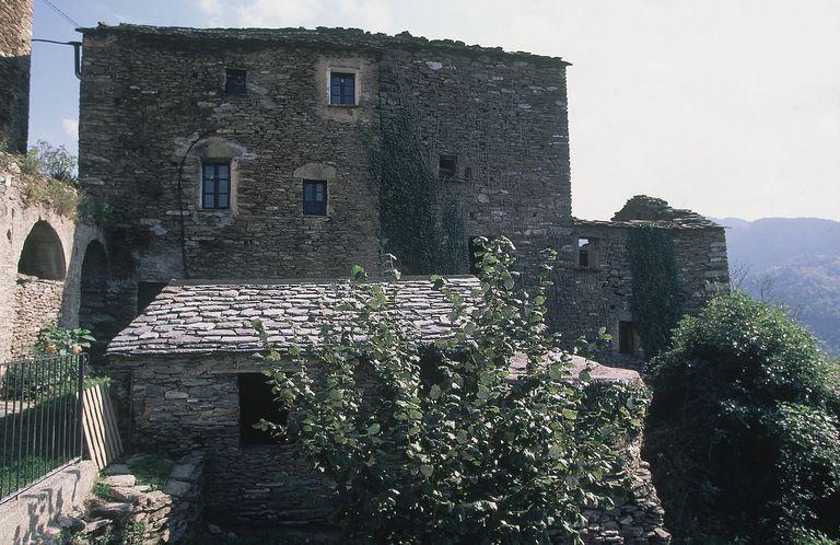 Vue d'ensemble de trois quarts.