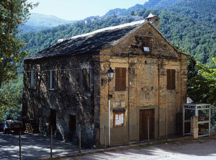 Vue d'ensemble de trois quarts.