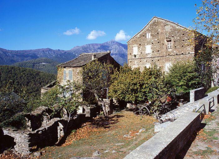 Vue d'ensemble de trois quarts.