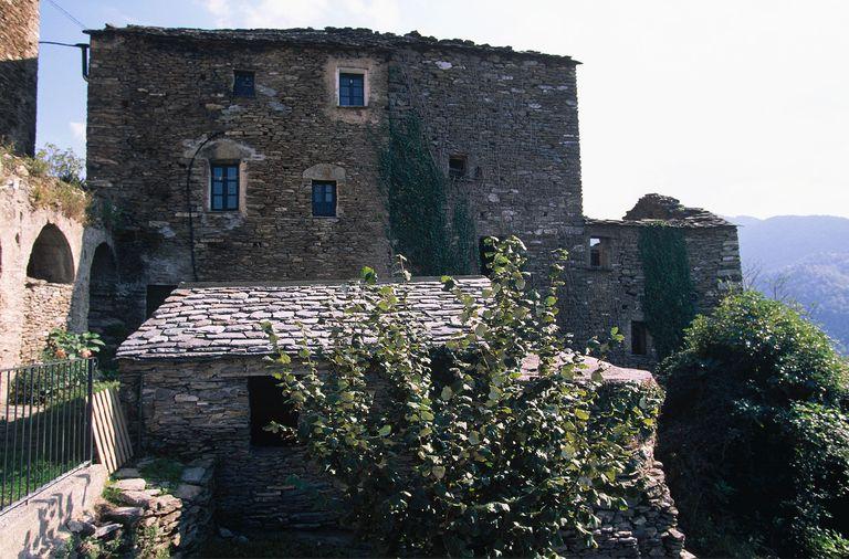 Vue d'ensemble de trois quarts.