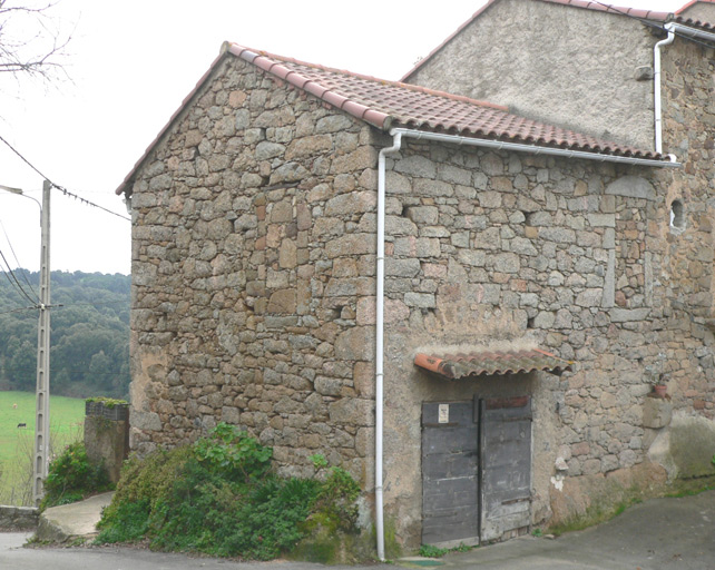 Vue d'ensemble de trois quarts arrière.