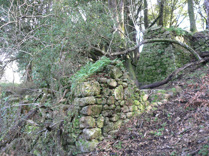 Vue d'ensemble du moulin au premier plan, de la conduite forcée au second.