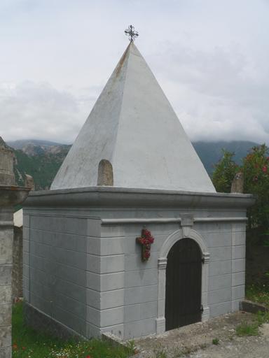 Vue d'ensemble de trois quarts gauche.