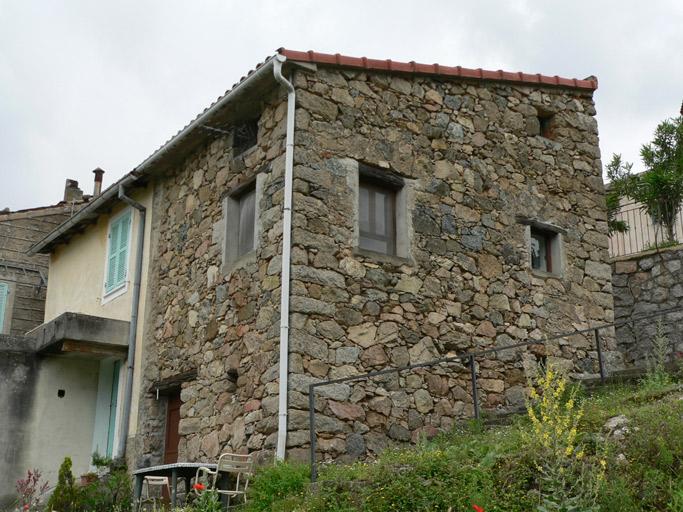 Vue d'ensemble de trois quarts.