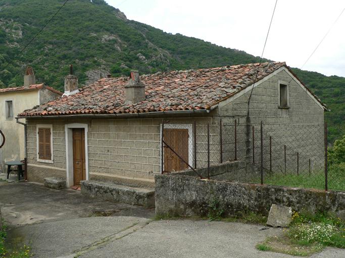 Vue d'ensemble de trois quarts.