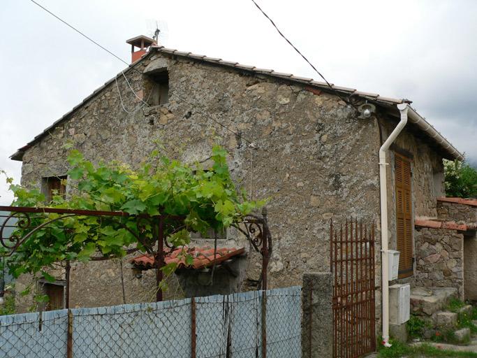 Vue d'ensemble de trois quarts.