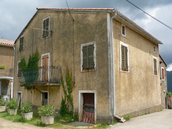 Vue d'ensemble de trois quarts.