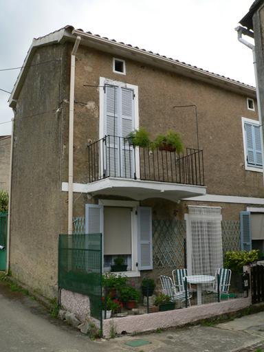 Vue d'ensemble de trois quarts.