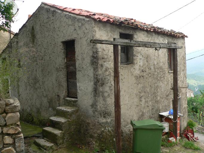 Vue d'ensemble de trois quarts arrière.