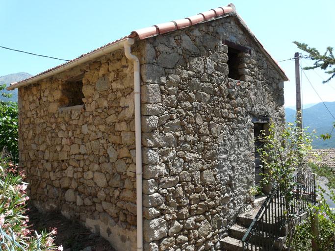 Vue d'ensemble de trois quarts.