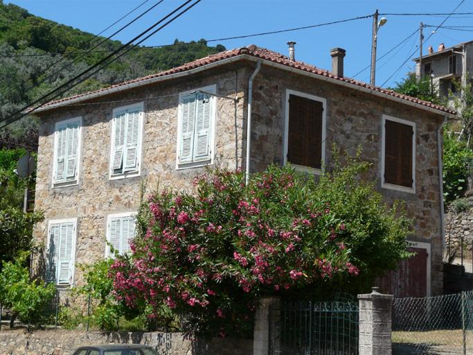 Vue d'ensemble de trois quarts.