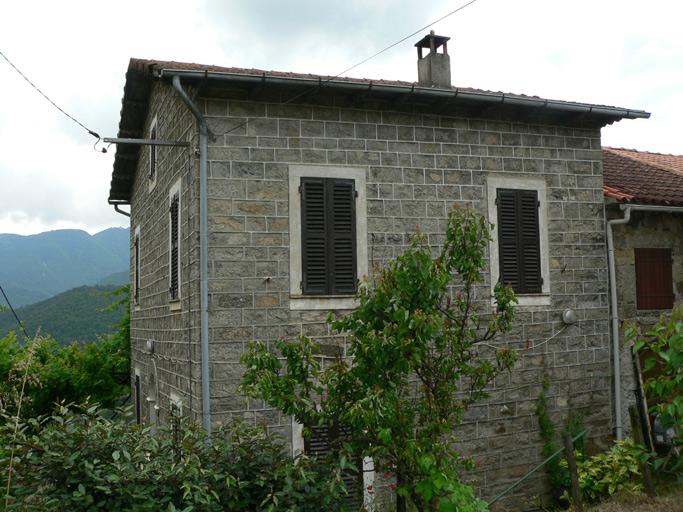 Vue d'ensemble de trois quarts.