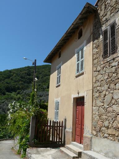 Vue d'ensemble de trois quarts.