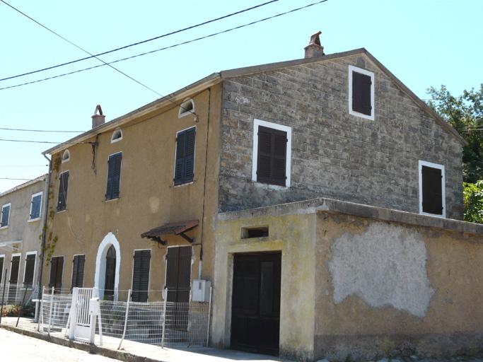 Vue d'ensemble de trois quarts.