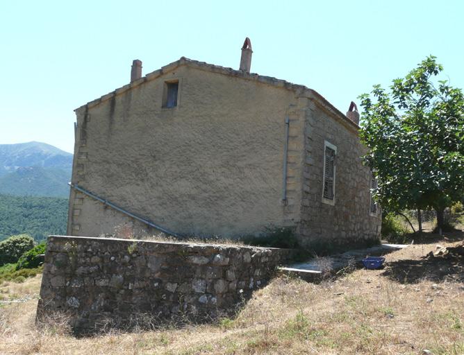 Vue d'ensemble de trois quarts arrière.