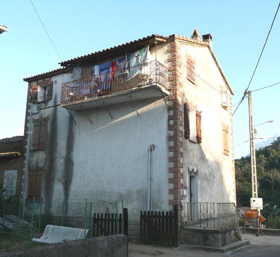 Vue d'ensemble de trois quarts.