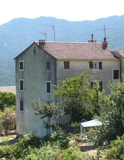 Vue d'ensemble de trois quarts.